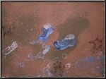 Reiner Schwarz: Blaue Schuhe eines Kleinkindes und drei Kinderhnde, querformatige, ausdrucksvolle Arbeit